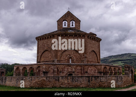 Santa María de Eunate bei Sonnenuntergang Stockfoto