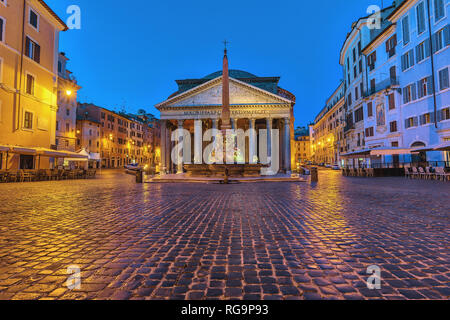 Rom Italien, Night City Skyline am Pantheon Stockfoto