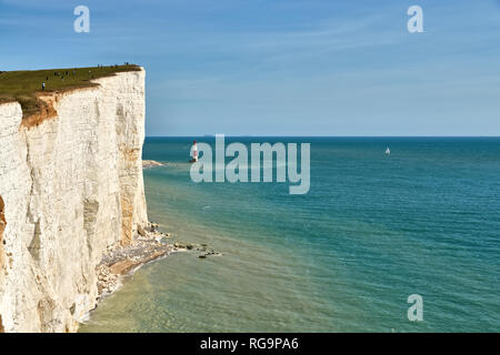 Eine Ansicht von Beachy Head Lighthouse und der hohen kreidefelsen an der Küste von East Sussex. Stockfoto