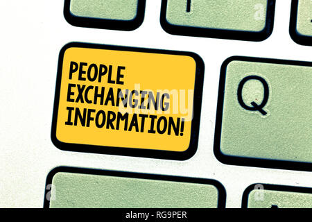 Schreiben beachten sie Menschen zum Austausch von Informationen. Business foto Präsentation Weitergabe von Informationen von einem zum anderen Taste auf der Tastatur Absicht zu erstellen Stockfoto
