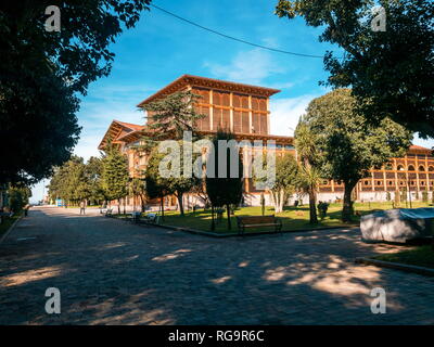 BATUMI, Georgien - Januar 11, 2019: Reisen in schöne moderne Batumi. Batumi Boulevard. Sommer Theater. Georgien Stockfoto