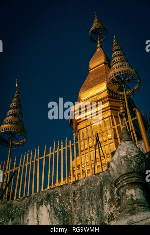 Top von Luang Prabang. Mount Phousi mit Sonnenlicht schlagen der Tempel. Bei Sonnenuntergang überfüllt. Stockfoto