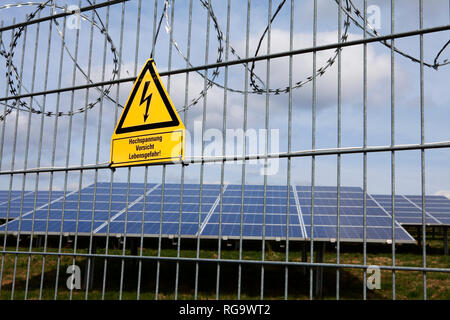 Wegweiser und Zaun in einem Open Space Solar Photovoltaik Anlage, Deutschland, Europa Stockfoto