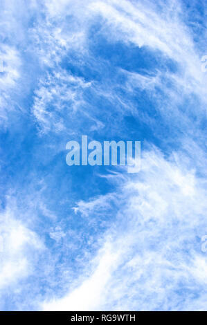 Eine interessante, sehr Grafik Bildung von cirrostratus Wolken in einem sehr blauen Himmel. Stockfoto