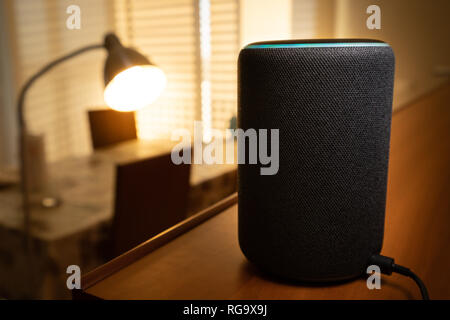 Barcelona, Spanien. Januar 2019: selektive Fokus auf Amazon Echo Plus Smart Home gerät Einschalten einer Stehleuchte Stockfoto
