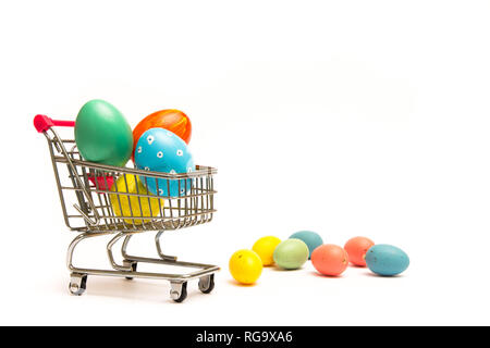 Ostern Shopping. Handgefertigte Eier in den Warenkorb gefärbt. Business und Verkauf im Frühjahr Stockfoto