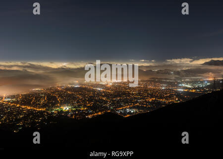 Antenne nacht Nebel über Los Angeles, Pasadena und Glendale in Südkalifornien. Stockfoto