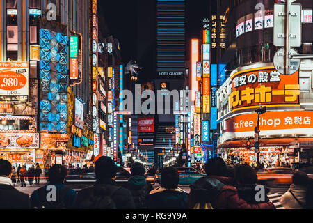 Tokio, Japan - Jan 11, 2019: gedrängten Menschen und Autoverkehr in Kabukicho, Unterhaltung Nachtleben Zone und red-Light District in Shinjuku Tokyo Stockfoto