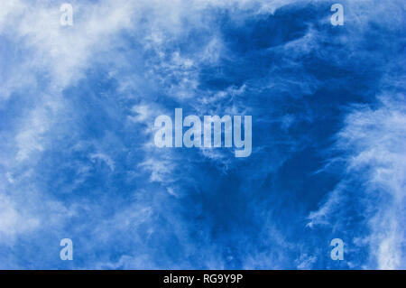 Eine interessante, sehr Grafik Bildung von cirrostratus Wolken in einem sehr blauen Himmel. Stockfoto