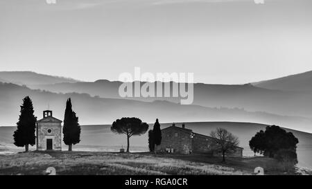 Die Kapelle der Madonna di Vitaleta in Schwarz und Weiß im ersten Licht des Tages, San Quirico d'Orcia, Siena, Toskana, Italien Stockfoto