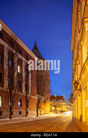 Winter Dawn in der Altstadt von Riga, Lettland. Pulverturm in der Ferne. Stockfoto