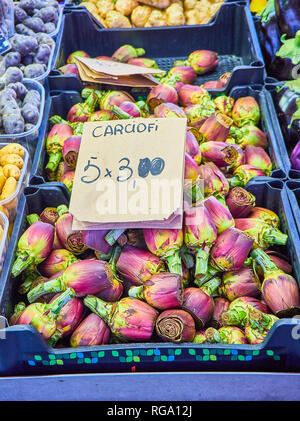 Eine Box von frischem lila Artischocken in einem Markt mit einem Kartell in Italienisch, der den Preis. Stockfoto