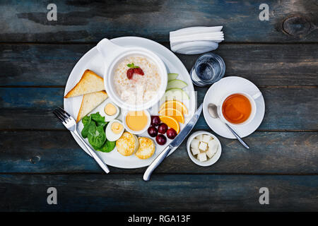 Gesundes Frühstück. Haferbrei mit Früchten und Beeren. Stockfoto