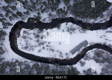 Drone Ansicht von Winter Forest und geschwungene Fluß während Bewölkter Tag Stockfoto