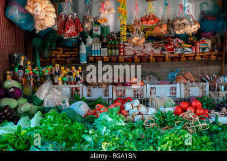 Speichern eines Anbieters in der Luang Prabang essen Markten in Laos. Frisches Obst und Gemüse und anderen Zutaten. Stockfoto