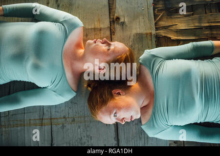 Redheaded Zwillinge liegen auf dem Boden, auf der Suche Stockfoto