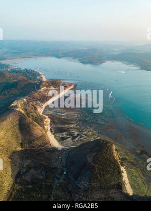 Indonesien, Lombok, Luftaufnahme der Küste in der Nähe von Kuta. Stockfoto