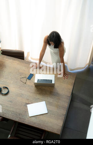 Ansicht der Frau mit Laptop auf dem Schreibtisch Stockfoto