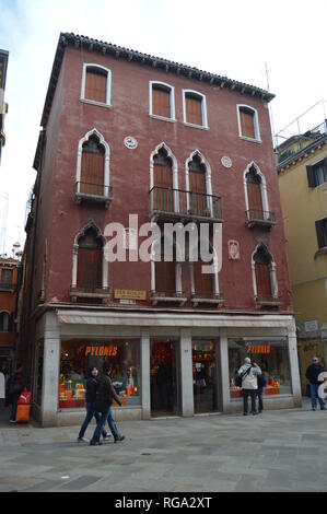 Schönen Bordeaux venezianisches Gebäude Stil auf der Strada Nova in Venedig. Reisen, Urlaub, Architektur. März 28, 2015. Venedig, Venetien, Italien. Stockfoto