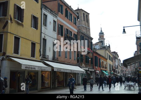 Gebäude auf der Strada Nova mit die Glockentürme der Pfarr Kirchen des Heiligen Apostels und Santa Sofia. Foto-, Bild- und Lizenzgebühren Fre Stockfoto