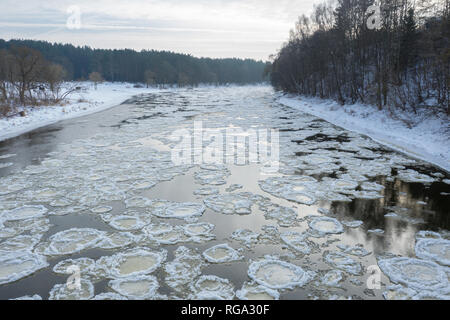 Nahaufnahme von gebrochenem Eis in fließt ein Fluss von drone Sicht Stockfoto