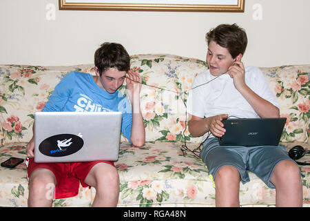 2 teen Boys mit Laptops; Audio; Home; Technologie; Freunde, horizontal; HERR Stockfoto