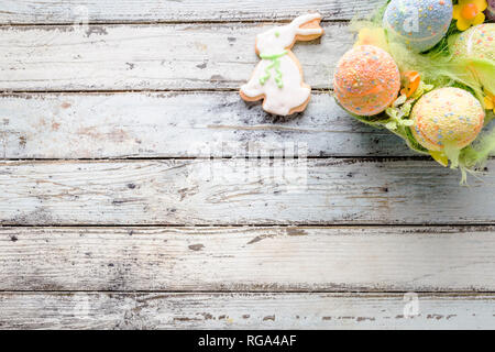 Ostern hausgemachte Lebkuchen Cookie über weiße Holztisch Stockfoto