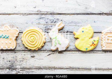 Ostern hausgemachte Lebkuchen Cookie über weiße Holztisch Stockfoto