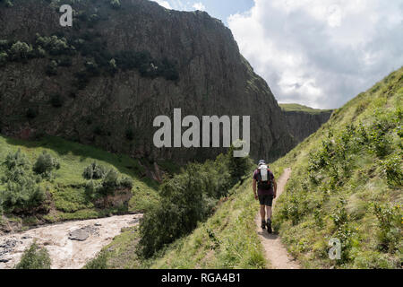 Russland, Kaukasus, Bergsteiger Wandern im oberen Baksan Tal Stockfoto