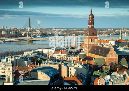 Wintermorgen in der Altstadt von Riga, Lettland. Vansu Brücke über Fluss Daugava in der Ferne. Stockfoto