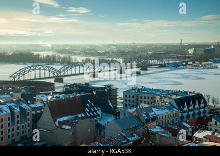 Eisenbahn Brücke über Fluss Daugava in Riga, Lettland, im Winter. Stockfoto