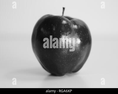 Makro Foto eines Red Delicious Apple. Schöne Nahaufnahme zeigt die Details dieser Frucht. Schwarz-weiß Foto. Stockfoto