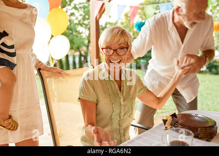 Exuberant senior Paar auf einer Gartenparty Stockfoto
