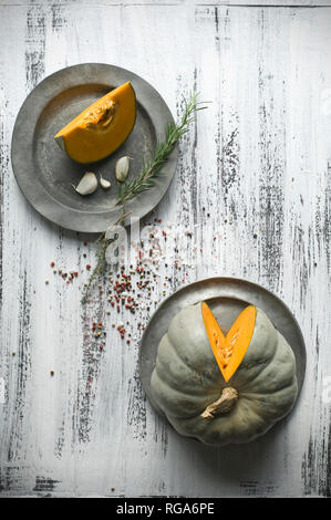 In Scheiben geschnitten Cucurbita Maxima auf Zinn Teller und Gewürze für die Zubereitung von kürbissuppe Stockfoto