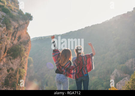 Spanien, Alquezar, Ansicht der Rückseite von zwei jungen Frauen auf eine Wanderung Jubel Stockfoto