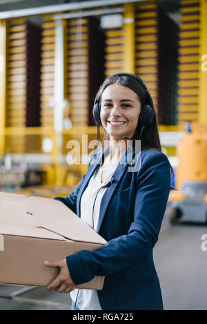 Junge Frau arbeiten bei Paketdienst, Paket, die im Lager Stockfoto