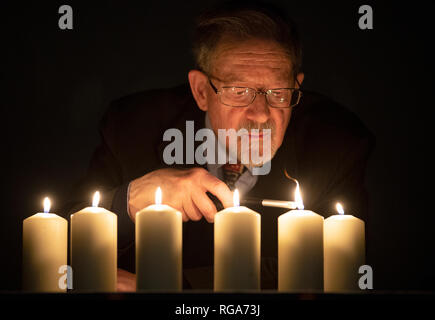 Holocaust Survivor Martin Stern leuchten Kerzen National Holocaust Memorial Day vor einem Holocaust und Genozid überlebenden Event an der Eastwood Park Theater im Giffnock, Ostrenfrewshire zu markieren. Stockfoto