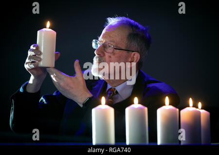 Holocaust Survivor Martin Stern leuchten Kerzen National Holocaust Memorial Day vor einem Holocaust und Genozid überlebenden Event an der Eastwood Park Theater im Giffnock, Ostrenfrewshire zu markieren. Stockfoto