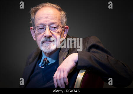 Holocaust Survivor Martin Stern leuchten Kerzen National Holocaust Memorial Day vor einem Holocaust und Genozid überlebenden Event an der Eastwood Park Theater im Giffnock, Ostrenfrewshire zu markieren. Stockfoto