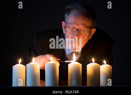 Holocaust Survivor Martin Stern leuchten Kerzen National Holocaust Memorial Day vor einem Holocaust und Genozid überlebenden Event an der Eastwood Park Theater im Giffnock, Ostrenfrewshire zu markieren. Stockfoto