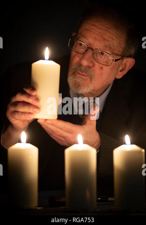 Holocaust Survivor Martin Stern leuchten Kerzen National Holocaust Memorial Day vor einem Holocaust und Genozid überlebenden Event an der Eastwood Park Theater im Giffnock, Ostrenfrewshire zu markieren. Stockfoto