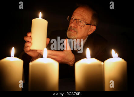 Holocaust Survivor Martin Stern leuchten Kerzen National Holocaust Memorial Day vor einem Holocaust und Genozid überlebenden Event an der Eastwood Park Theater im Giffnock, Ostrenfrewshire zu markieren. Stockfoto