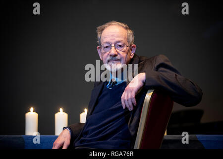 Holocaust Survivor Martin Stern leuchten Kerzen National Holocaust Memorial Day vor einem Holocaust und Genozid überlebenden Event an der Eastwood Park Theater im Giffnock, Ostrenfrewshire zu markieren. Stockfoto