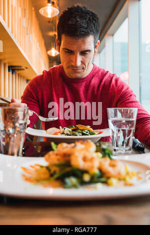 Geschäftsmann, Salat in einem Restaurant Essen Stockfoto
