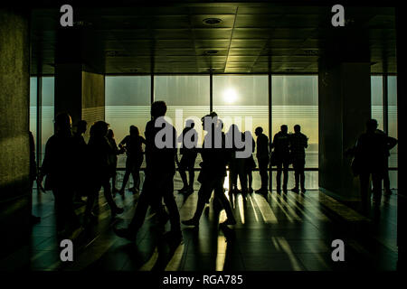 Gruppe von Menschen, die den Blick auf die Stadt an antel Turm Aussichtspunkt in Montevideo Stadt beobachten, Uruguay Stockfoto