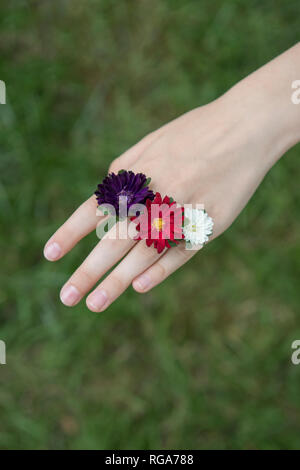 Girl's Hand mit Blumenschmuck Stockfoto