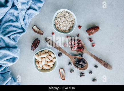 Fruit Bar, Mandeln, Rosinen, Preiselbeeren, Haferflocken und Termine Stockfoto