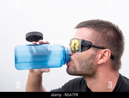 Athlet mit Snow Goggles Trinkwasser Stockfoto