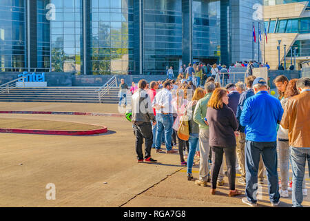 MONTEVIDEO, URUGUAY, Oktober - 2018-Gruppe von Personen in einer Reihe warten auf ein Turm Aussichtspunkt in Montevideo Stadt Antel, Uruguay Stockfoto