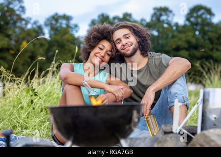 Glückliches Paar Grillen in der Natur Stockfoto